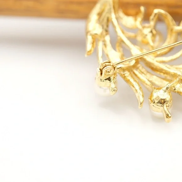 Vintage unmarked Faux Pearl and goldtone Rhinestone Pin Brooch BEAUTIFUL - Picture 11 of 14